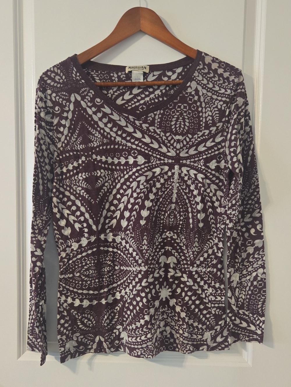 Magellan Outdoors Purple and White Long Sleeve V-Neck Patterned Top